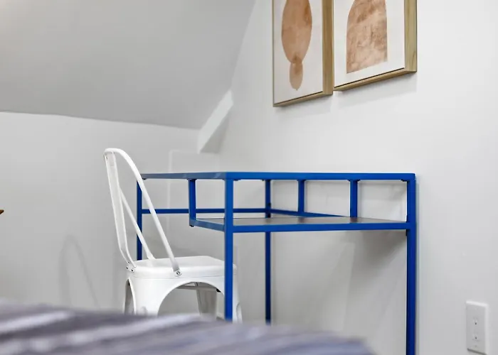 Homestay Dormont, !c Modern & Unique Private Bedroom With Shared Bathroom *