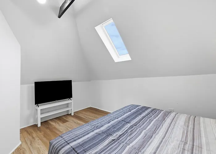 Dormont, !c Modern & Unique Private Bedroom With Shared Bathroom * Pittsburgh