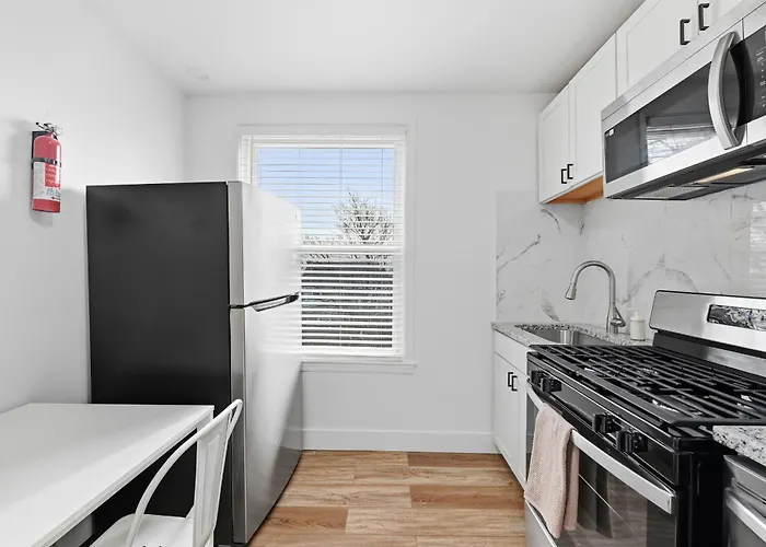 Dormont, !c Modern & Unique Private Bedroom With Shared Bathroom