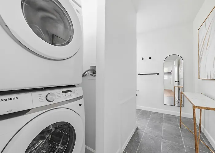 Homestay Dormont, !c Modern & Unique Private Bedroom With Shared Bathroom *